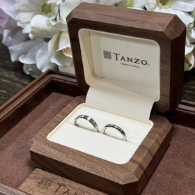 【TANZO.(鍛造指輪)の口コミ】 バケットダイヤのデザインがとても気に入りました。
二人とも太めの平打ち…