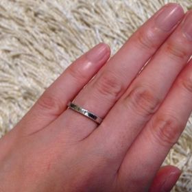 【エクセルコダイヤモンド(EXELCO DIAMOND)の口コミ】 材質はプラチナで、ミル打ちが施してあるシンプルなデザインが欲しくてこ…