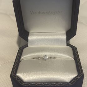 【ヴァンドーム青山(VENDOME AOYAMA)の口コミ】 横から見ると石留めのところのデザインが花のようでかわいい！
そして鑑定…