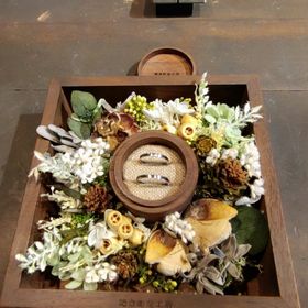 【鎌倉彫金工房の口コミ】 着け心地が良く、光沢がギラギラしすぎずほどよいです。
また、指輪の素材…