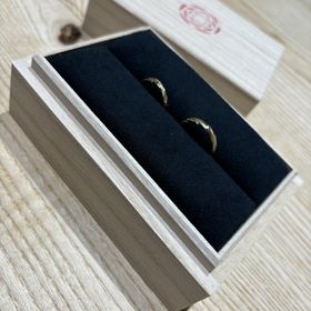 【出雲結(いずもゆい)の口コミ】 デザインが出雲大社にちなんでてかわいい。
指輪の値段もてごろでおサイフ…