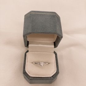 【Flowaves(フロウェーブス)の口コミ】 事前に2人で婚約指輪を見に行き、V字型のもの、サイドメレのあるものが好…