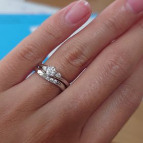 【銀座ダイヤモンドシライシの口コミ】 ウェーブがかかっていて、リング幅は太めです。自分の手指が小さく、目立…