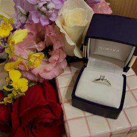 【俄(にわか)の口コミ】 大きいダイヤがあるにもか変わらず、アンシンメトリーなデザインで、オリ…