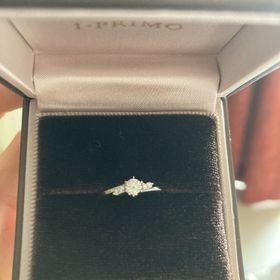 【アイプリモ(I-PRIMO)の口コミ】 指が綺麗に見えるデザインです。カーブがあり、周りのダイヤモンドも綺麗…
