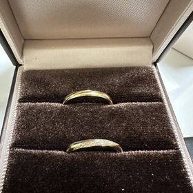 【アイプリモ(I-PRIMO)の口コミ】 細めのゴールドリングにダイヤモンドがたくさん入っていてどの角度から見…