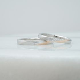 【THREE TREES(スリーツリーズ)の口コミ】 ベースデザインはストレートですが、ウェーブに見えるところ。
ウェーブの…