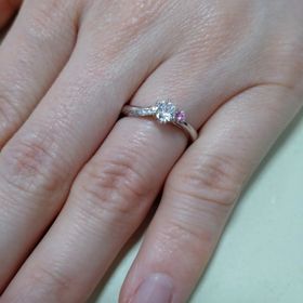 【銀座ダイヤモンドシライシの口コミ】 センターダイヤモンドだけでなく、左右にもダイヤモンドがありとても見栄…