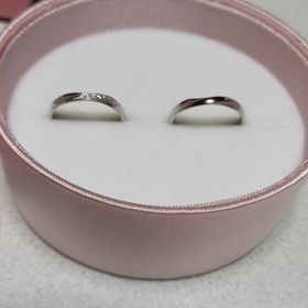 【insembre(インセンブレ)の口コミ】 シンプルなデザインで、ねじれた感じのデザインが良かった。
あと、シルバ…