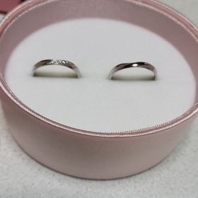 【insembre(インセンブレ)】の口コミ シンプルなデザインで、ねじれた感じのデザインが良かった。
あと、シルバ...