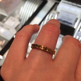 【JEWELRY  KAMATA(ジュエリーかまた)の口コミ】 他にはないデザインで惹かれました。
ゴールドであまり被らないという点、…