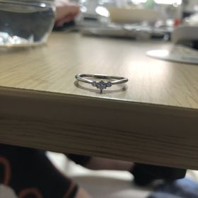 【Mariage ent(マリアージュエント)】の口コミ この指輪はとてもシンプルなデザインとなっています。そして、ダイヤモンド...