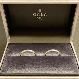 【GALA JEWELRY(ガラジュエリー)の口コミ】 普段使いができるよう、ダイヤモンドがなくシンプルなデザインの指輪を選…