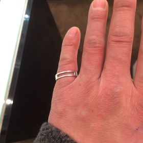 【JEWELRY  KAMATA(ジュエリーかまた)の口コミ】 太めのリングが大きく くり抜かれている所が印象的でした。くり抜かれた部…