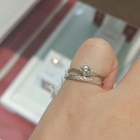 【モニッケンダム(MONNICKENDAM)の口コミ】 既存の結婚指輪に合う婚約指輪を後からではあるが探していた。
指が長く見…