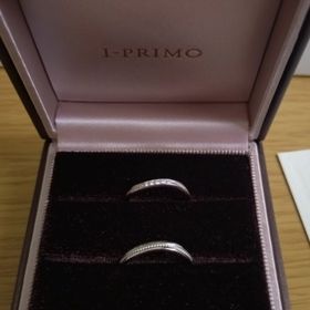 【アイプリモ(I-PRIMO)の口コミ】 指輪のデザインはウェーブ付きで、柄がついたものにしました。比較的細い…
