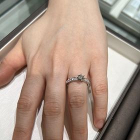 【アイプリモ(I-PRIMO)の口コミ】 現在は細いアームの指輪が主流なのか細身のものが多かったのですが個人的…