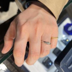 【ROYAL ASSCHER(ロイヤル・アッシャー)の口コミ】 ロイヤルアッシャーといえばの代表的なデザインの一つと思います。
指輪は…