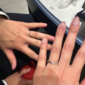 【銀座ダイヤモンドシライシの口コミ】 ゆるめのV字デザインで指を細く見せてくれます。さらにストレートの婚約指…