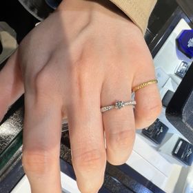 【ROYAL ASSCHER(ロイヤル・アッシャー)の口コミ】 ロイヤルアッシャーの白い輝きが好きで、婚約指輪探しをする時は絶対試着…