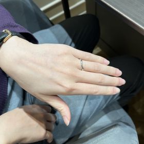 【ラザール ダイヤモンド(LAZARE DIAMOND)の口コミ】 婚約指輪がフィットするデザインになっている。。
ダイヤモンドが指輪の指…