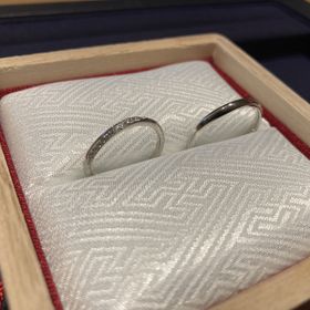 【TOMOE(トモエ)の口コミ】 男性側はシンプルなデザインと付けた時の着け心地が、他の指輪と比べて違…