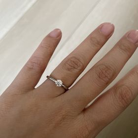 【アイプリモ(I-PRIMO)の口コミ】 重ね付けしやすいデザインで、結婚指輪と一緒に長く使えそうなのが良い。…