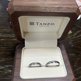 【TANZO.(鍛造指輪)の口コミ】 ヘアライン加工
ヘアラインを入れることで、指輪自体がくすみ好みな色にな…