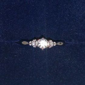 【銀座ダイヤモンドシライシの口コミ】 最初に好きな婚約指輪と結婚指輪の土台を選んで(セットでつけて綺麗に合わ…