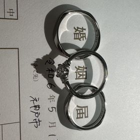 【ラザール ダイヤモンド(LAZARE DIAMOND)の口コミ】 シンプルですが他にはない個性的な形に惹かれました。ダイヤは真ん中に一…