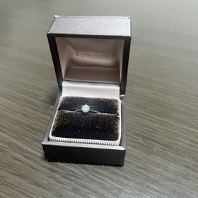 【アイプリモ(I-PRIMO)の口コミ】 ダイヤの光がすごいです。指につけたら、とても綺麗で、手も綺麗に見えま…