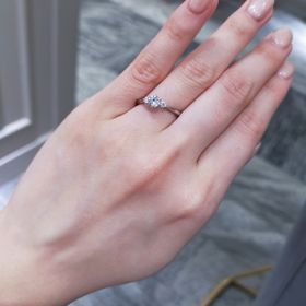 【ラザール ダイヤモンド(LAZARE DIAMOND)の口コミ】 洗練されたデザインで、エレガントな印象を与えるので即決しました。使用…