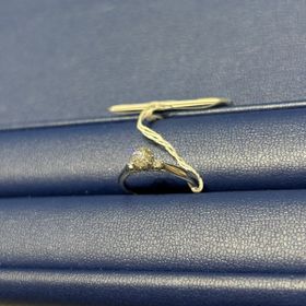 【銀座ダイヤモンドシライシの口コミ】 真ん中のダイヤの両脇に小さなダイヤがあしらわれているデザインがとても…