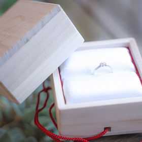 【TOMOE(トモエ)の口コミ】 指輪のデザインがセンターストーンの横にピンクサファイアを用いることで…