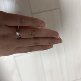 【銀座ダイヤモンドシライシの口コミ】 ダイヤモンドの輝きが綺麗に見えるデザインであり、また爪でダイヤモンド…