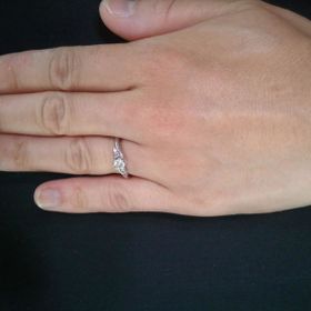 【STAR JEWELRY(スタージュエリー)の口コミ】 中央に輝くのは0.25カラットのピンクダイヤモンドです。サイドの少し湾曲…
