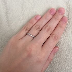 【銀座ダイヤモンドシライシの口コミ】 細身の指輪でダイヤが横に沢山並んでいる指輪を探していたが、他のお店の…