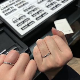 【ラザール ダイヤモンド(LAZARE DIAMOND)の口コミ】 ダイヤモンドの輝きがとても美しかったこと、デザインが個性的であまり見…