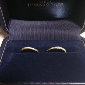 【銀座ダイヤモンドシライシの口コミ】 ダイヤモンドのデザインが素敵だったから。細いラインで斜めに石が入って…