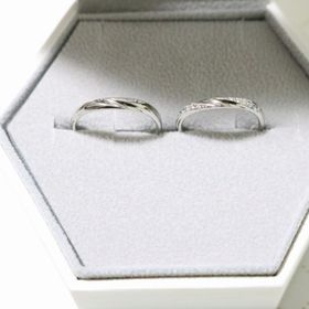 【Ice Blue DIAMOND(アイスブルーダイヤモンド)の口コミ】 着け心地がよく、派手すぎずシンプルすぎないデザインで、遠くから見ても…