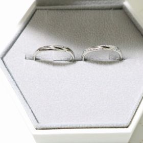 【Ice Blue DIAMOND(アイスブルーダイヤモンド)】の口コミ 着け心地がよく、派手すぎずシンプルすぎないデザインで、遠くから見ても近...