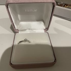 【ジュエリーツツミ(JEWELRY TSUTSUMI)の口コミ】 指輪の形やデザインは、とてもシンプルで、飽きがこないタイプのものにな…