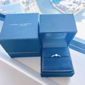 【ラザール ダイヤモンド(LAZARE DIAMOND)の口コミ】 アームにもメレダイヤが付いていてキラキラ可愛らしいデザインです。
派手…