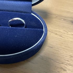 【nocur(ノクル)の口コミ】 プラチナ素材の指輪で、ウェーブタイプ。
ストーンがあしらわれているので…