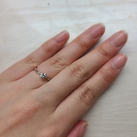 【アイプリモ(I-PRIMO)の口コミ】 ウェーブがかかっているところがかわいくて気に入っています。
指を細く長…