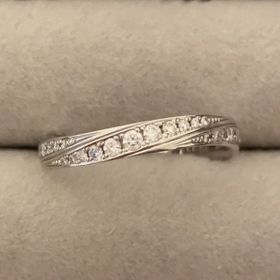 【PILOT BRIDAL(パイロットブライダル)の口コミ】 形が緩めのウェーブになっていて、指輪の半分がダイヤで埋め尽くされてい…