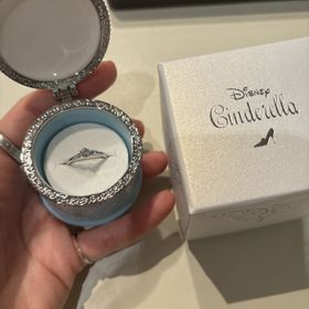【Disney Cinderella(ディズニー シンデレラ)】の口コミ ブルーダイアモンドや内側にトパーズが入っていて青が好きなのでとても好き...