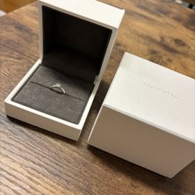 【Flowaves(フロウェーブス)の口コミ】 細くてシャープな作りですが、その中に波を表現したウェーブがかかってい…