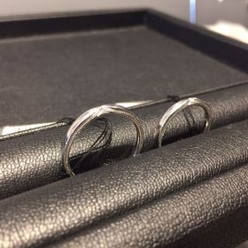 【エクセルコダイヤモンド(EXELCO DIAMOND)の口コミ】 側面のミル打ちが、つけてる人からは見えないシンプルなデザインですが、…