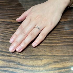 【RosettE(ロゼット)の口コミ】 結婚指輪と重ね付けがしたくて、ストレートタイプかつエメラルドカットで…